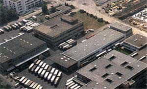 Firmengebäude mit Flachdächer